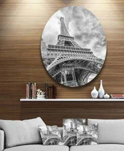 Design Art Art 'Black And White View Of Paris Paris Eiffel Tower' Ultra Glossy Cityscape Circle Wall Art - 23 X 23