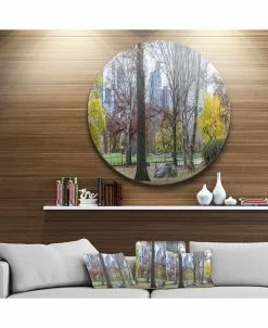 Design Art Art 'Central Park New York City In Autumn' Landscape Metal Circle Wall Art - 36 X 36