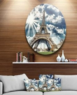 Design Art Art 'Magnificent Paris Eiffel Towerview' Skyline Photography Circle Metal Wall Art - 23 X 23